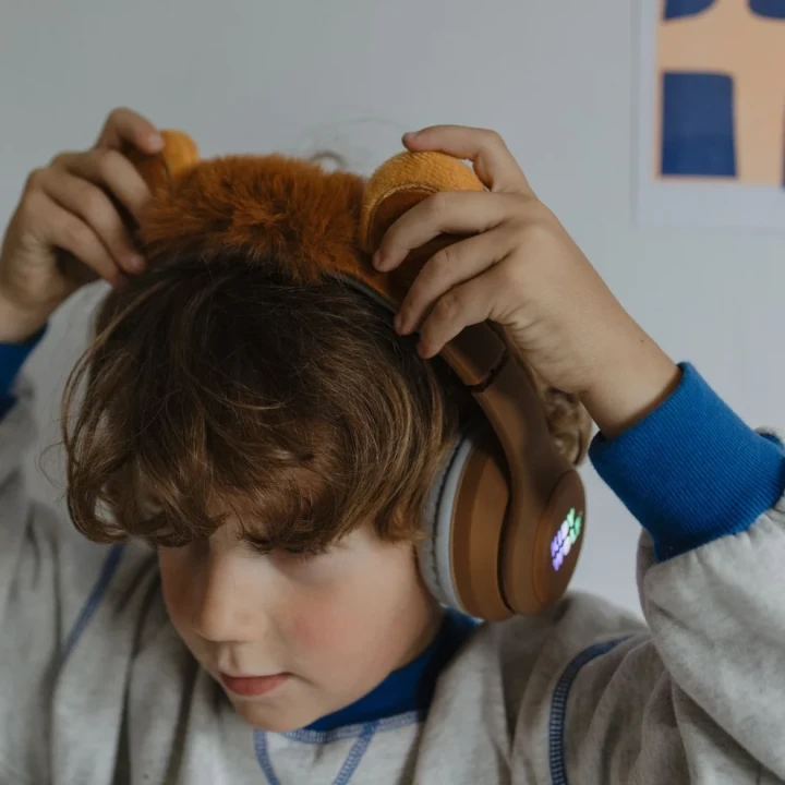 Brązowe słuchawki KIDYEARS Lion – regulacja ozdoby z uszami lwa