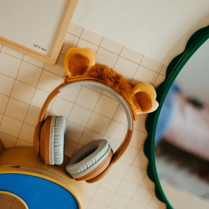 KIDYEARS Lion – brązowe słuchawki nauszne z magnetycznymi uszami lwa