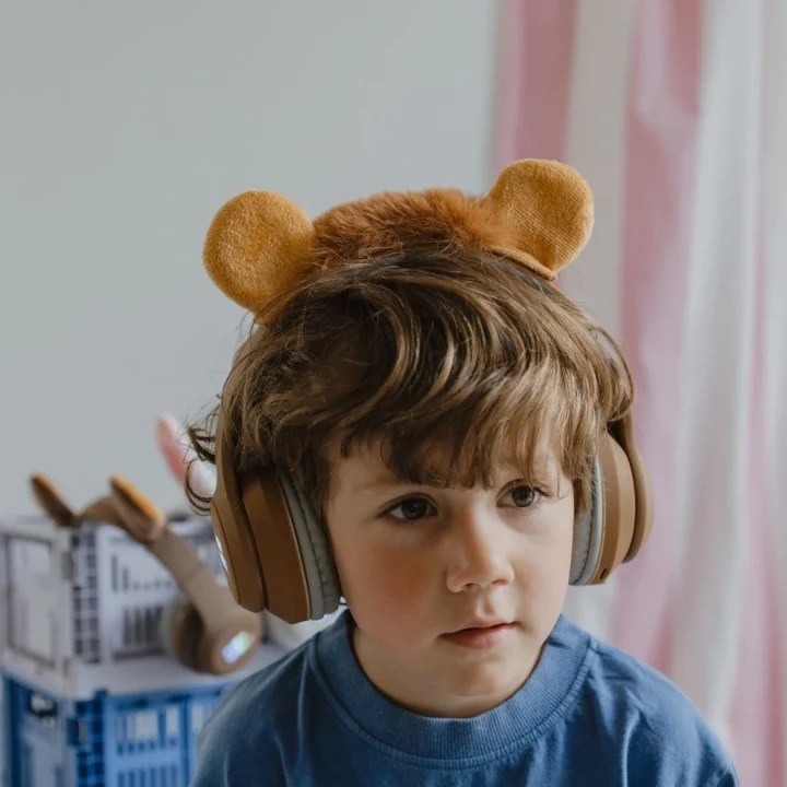 Brązowe słuchawki Bluetooth dla dzieci KIDYEARS Lion – widok z przodu