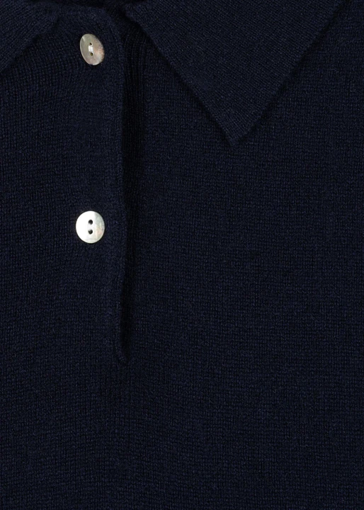 Konges Sløjd Basi Mom Polo Midnight Navy – zbliżenie kołnierzyka i guzików
