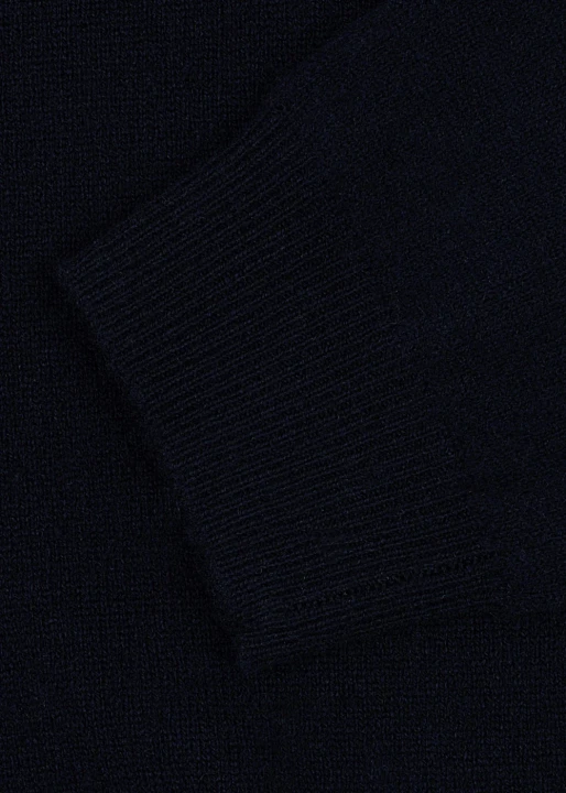 Konges Sløjd Basi Mom Polo Midnight Navy – detal granatowej wełnianej dzianiny