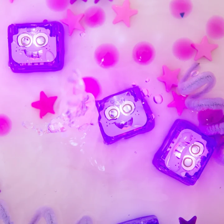 Glo Pals Lumi Purple fioletowe kostki sensoryczne świecące podczas zabawy w wodzie