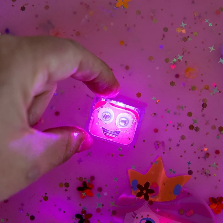 Glo Pals Princess Ida różowa kostka sensoryczna świecąca w wodzie