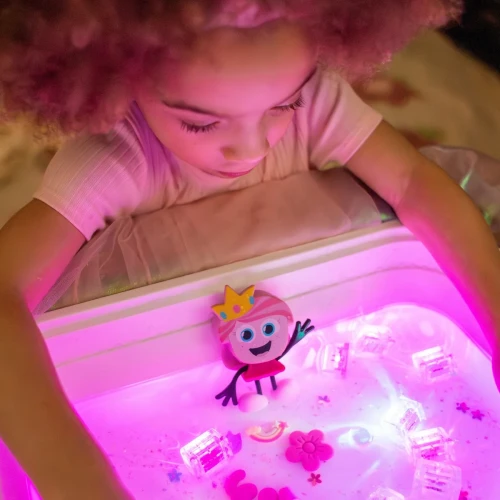 Glo Pals Princess Ida świecąca zabawka sensoryczna podczas zabawy w wodzie