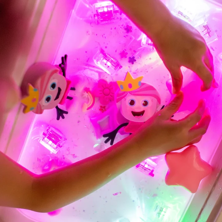 Glo Pals Princess Ida zabawka do wody ze świecącymi różowymi kostkami