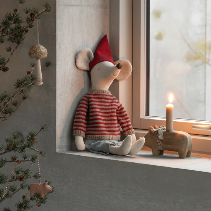 Maileg Christmas Mouse Maxi Boy 60 cm w świątecznej aranżacji z choinką