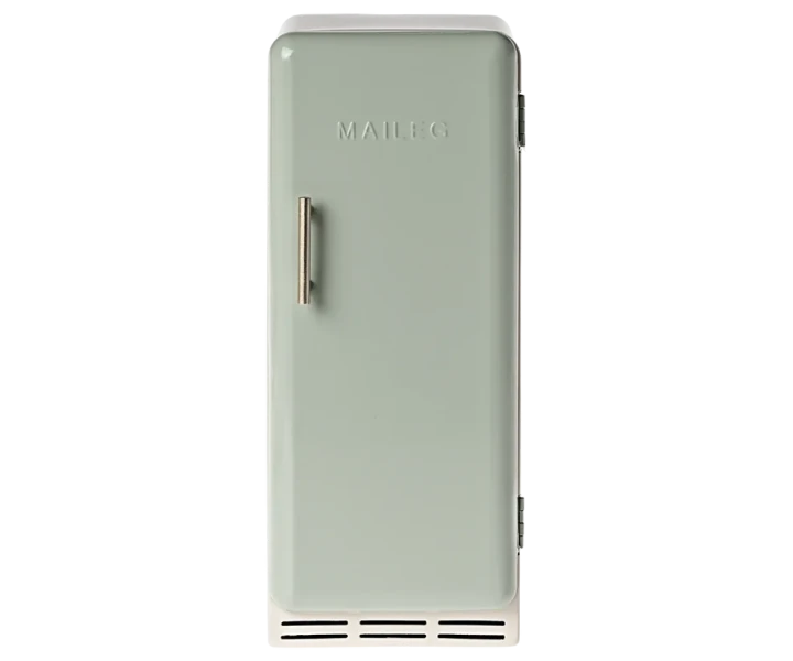 Maileg Fridge Miniature Mint – metalowa miętowa lodówka 22 cm widok z przodu