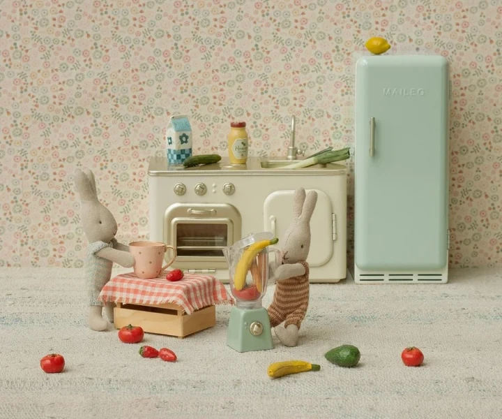 Maileg Fridge Miniature Mint – miętowa lodówka do domku w scenie zabawy