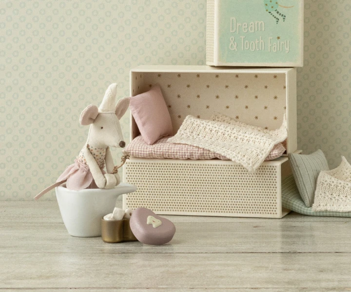 Maileg Wróżka Zębuszka Little Sister – myszka w sypialnianej aranżacji