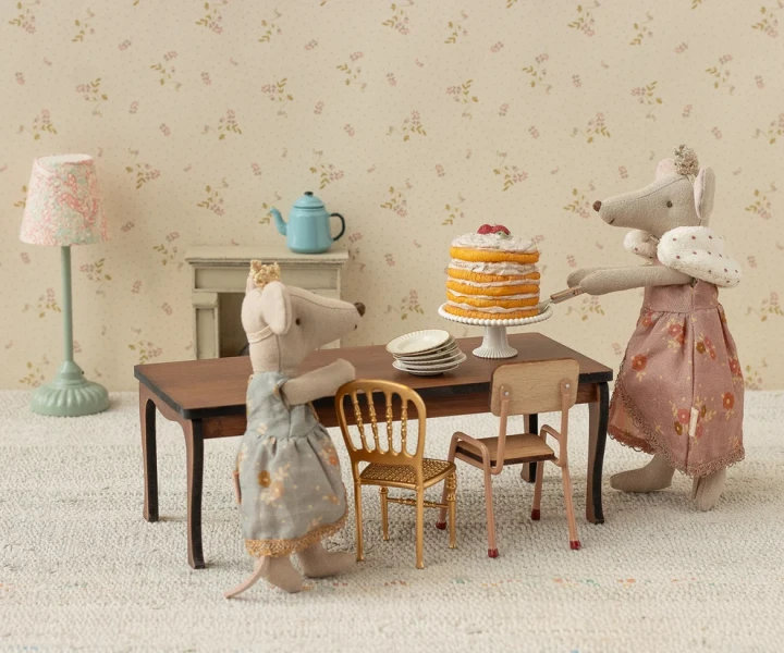 Maileg Queen Dress Mum Mouse – królewski strój w aranżacji zamku