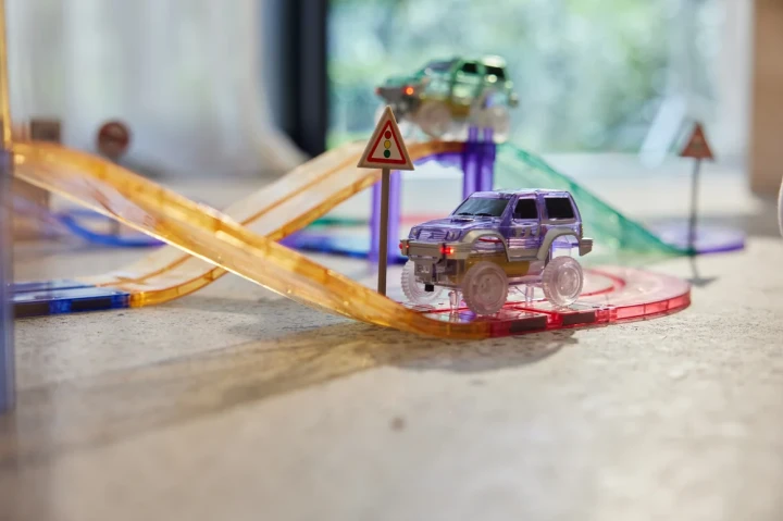 Cleverclixx Large Race Track Pastel – samochód na podwyższonej rampie