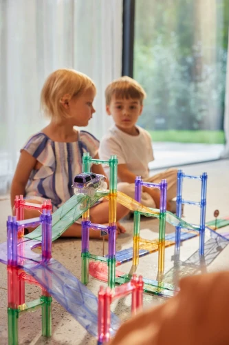 Cleverclixx Large Race Track Pastel – dzieci budują wielopoziomowy tor magnetyczny