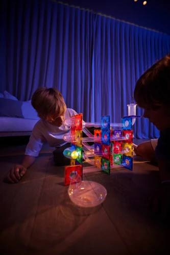 Cleverclixx Ball Run Dazzling Lights Intense – dzieci bawiące się torem i świecącymi kulkami
