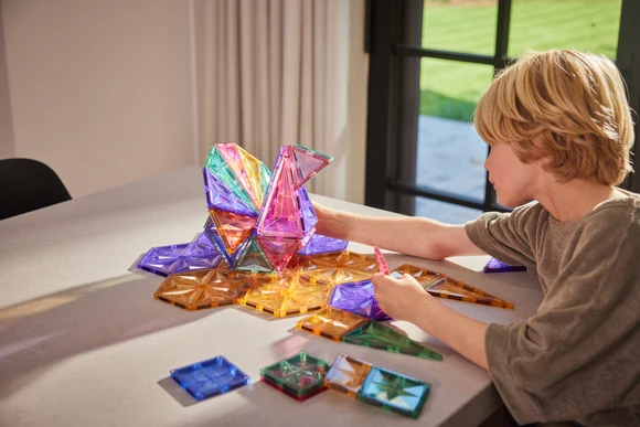 Cleverclixx Geo Pack Pastel 45 elementów – chłopiec budujący z klocków magnetycznych