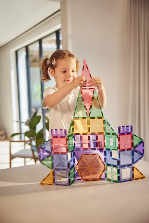 Cleverclixx Petite Pack Pastel 36 elementów – dziecko przy pastelowym zamku