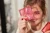 Cleverclixx Glitter Tiles Pack Transparent Pink 16 elementów – różowa płytka trzymana przy twarzy