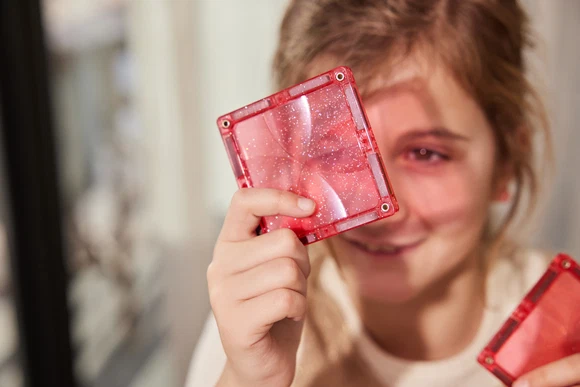 Cleverclixx Glitter Tiles Pack Transparent Pink 16 elementów – różowa płytka trzymana przy twarzy