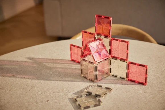 Cleverclixx Glitter Tiles Pack Transparent Pink 16 elementów – domek i geometryczna kompozycja