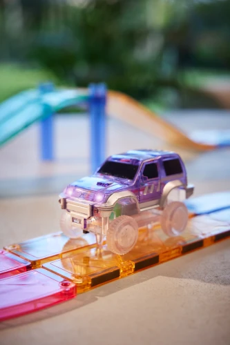 Cleverclixx Race Track Car Pastel Purple – samochód jadący po kolorowym torze