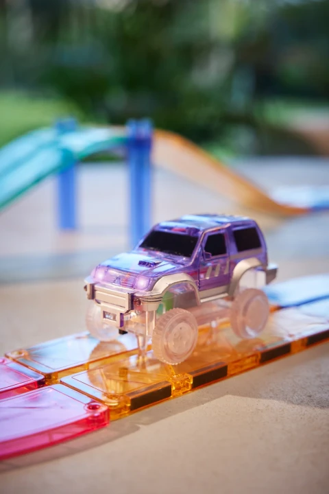 Cleverclixx Race Track Car Pastel Purple – samochód jadący po kolorowym torze